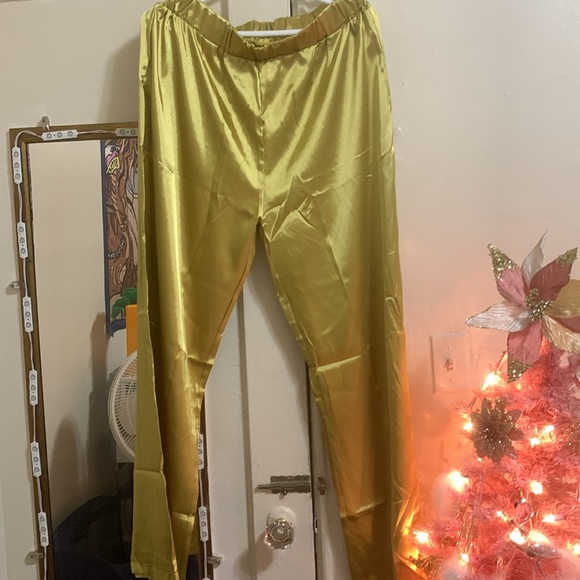 Gold Beautiful 2 piece dressy or causal - Picture 6 of 11